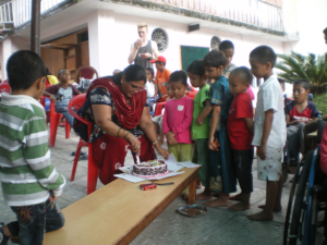 2013 birthday cutting cake